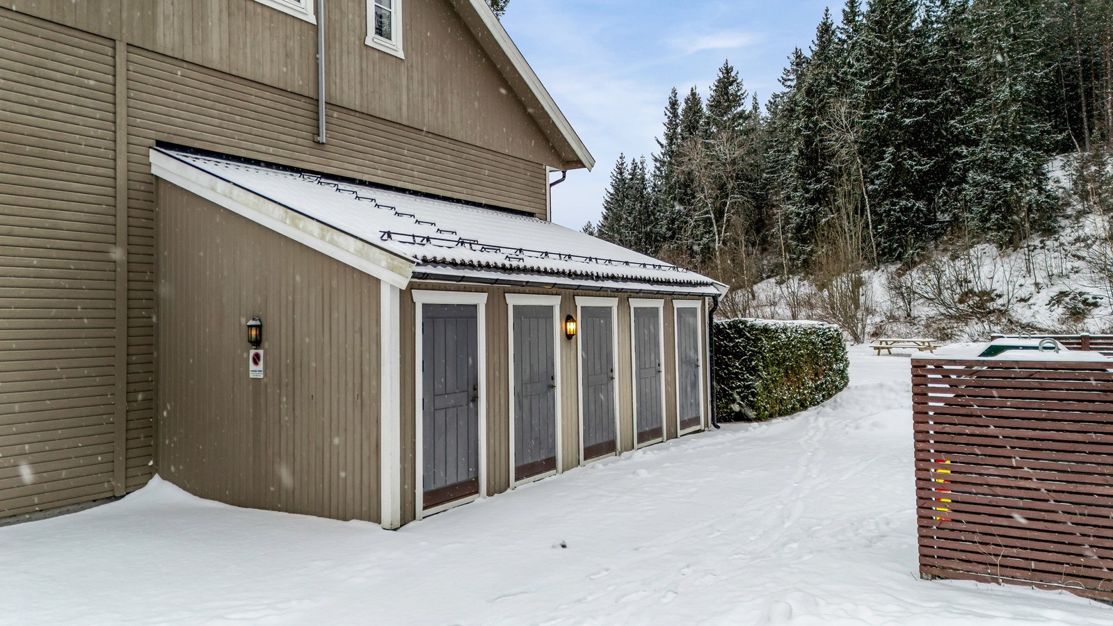 ....og egen utvendig bod for lagring. Galleribilde