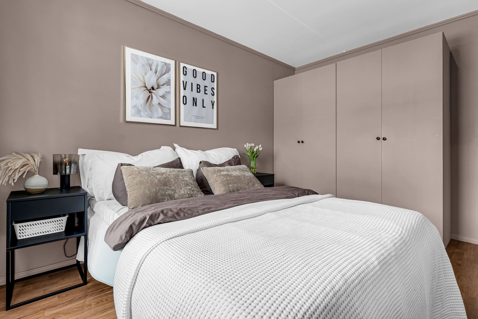 Tilgang til større garderobe på soverommet Galleribilde