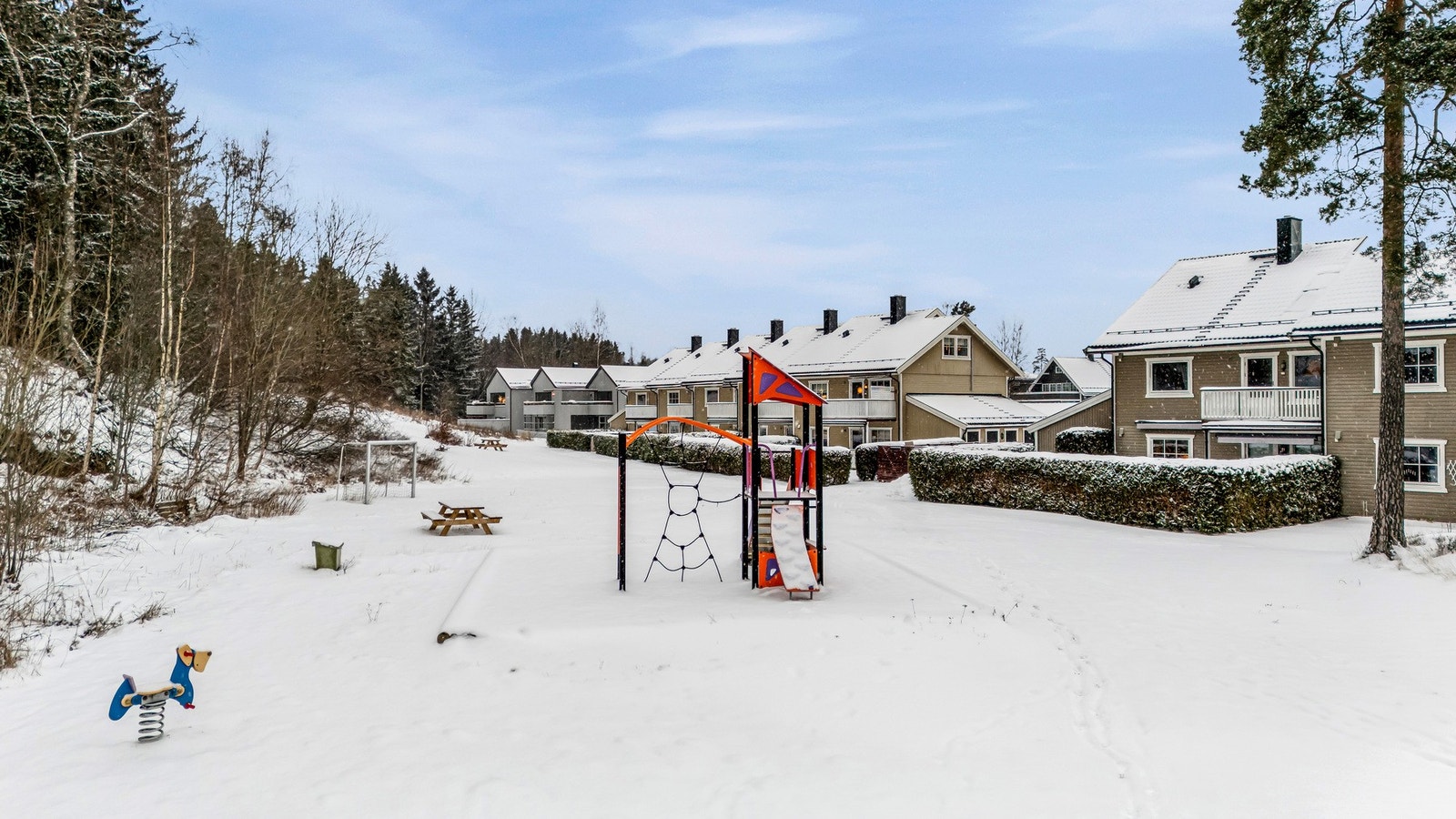 Pent opparbeidet fellesareal med lekeplass Galleribilde