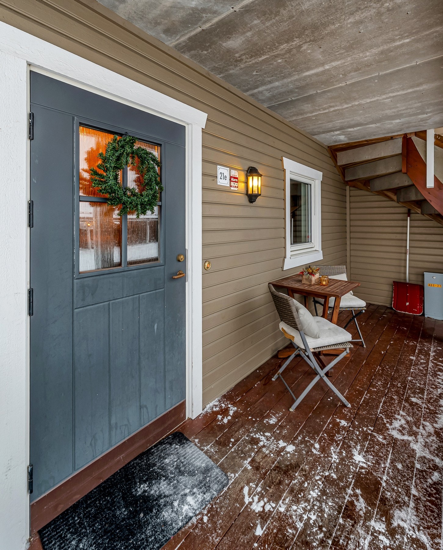 Ved inngangspartiet har man en koselig terrasse med utsikt over fellesområdene Galleribilde