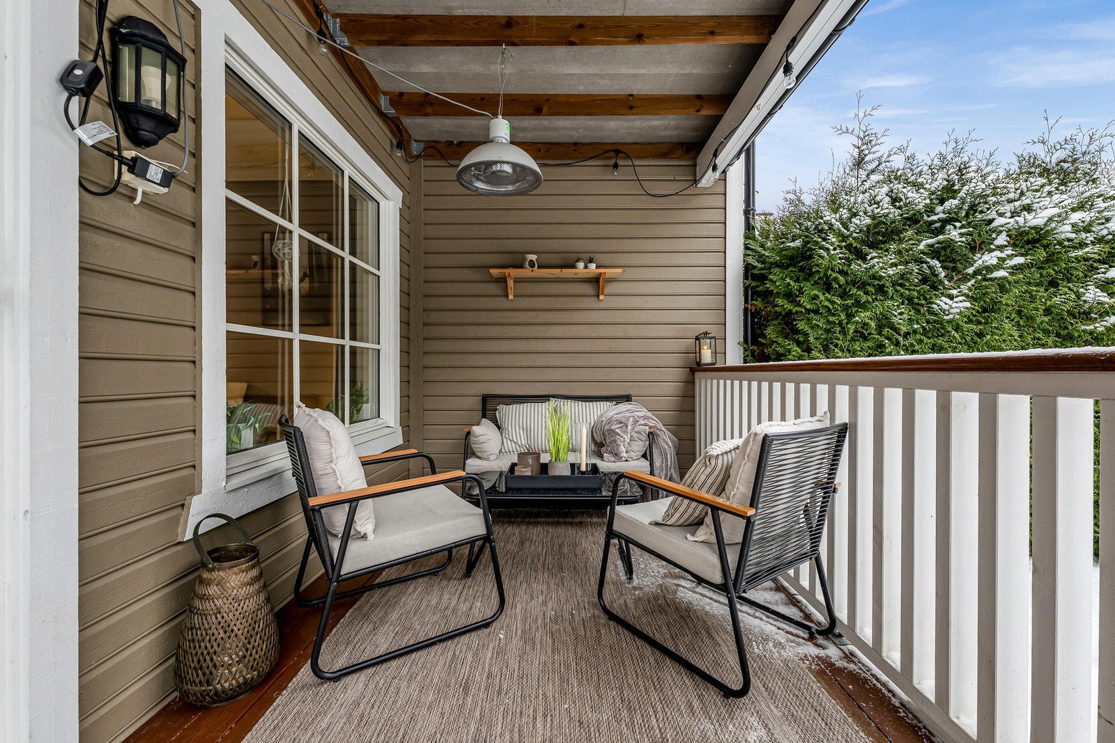 Koselig terrasse på 7 kvm med god plass for en større lounge Galleribilde