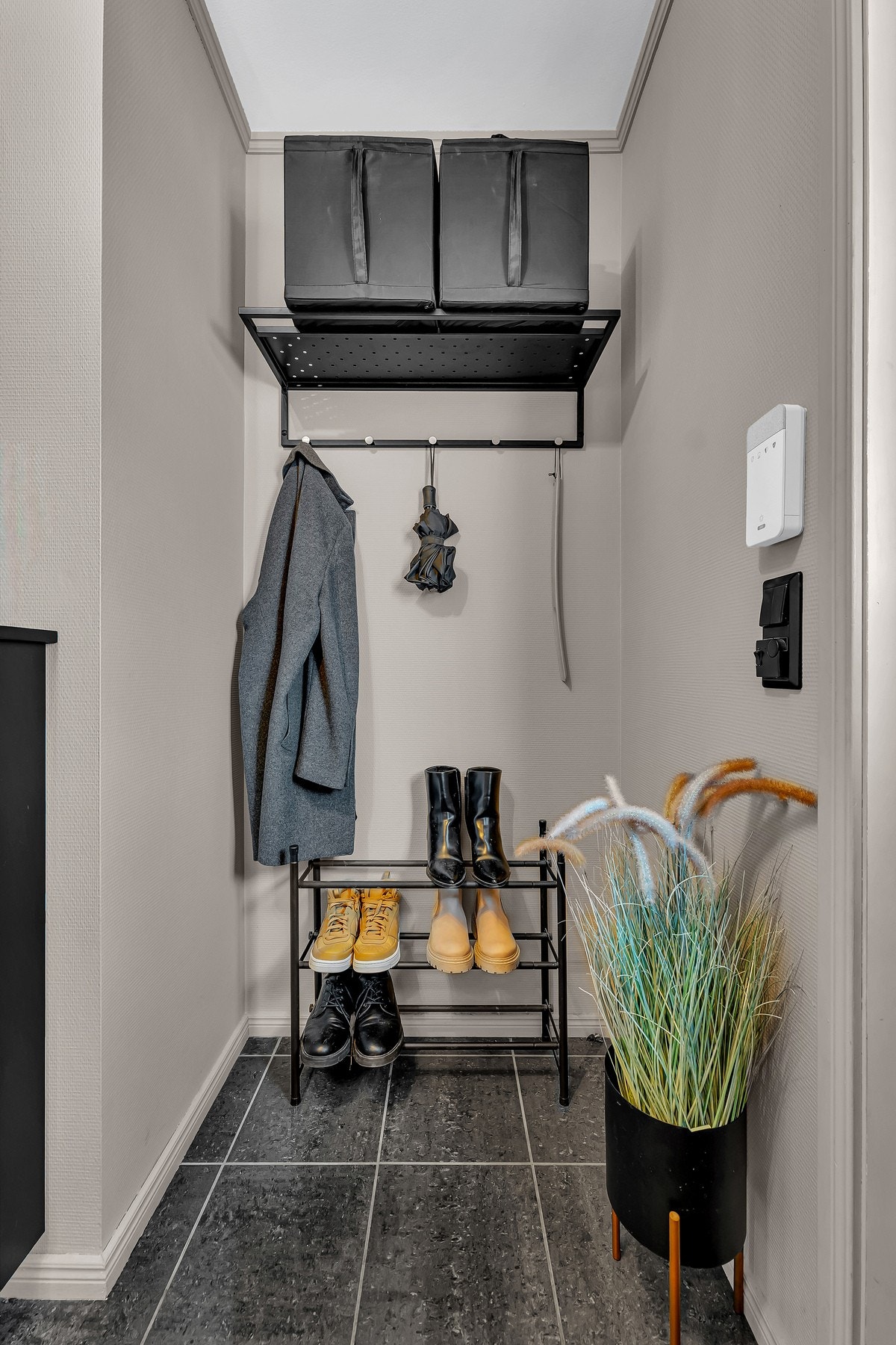 God plass for oppheng av yttertøyet eller for en garderobeløsning Galleribilde