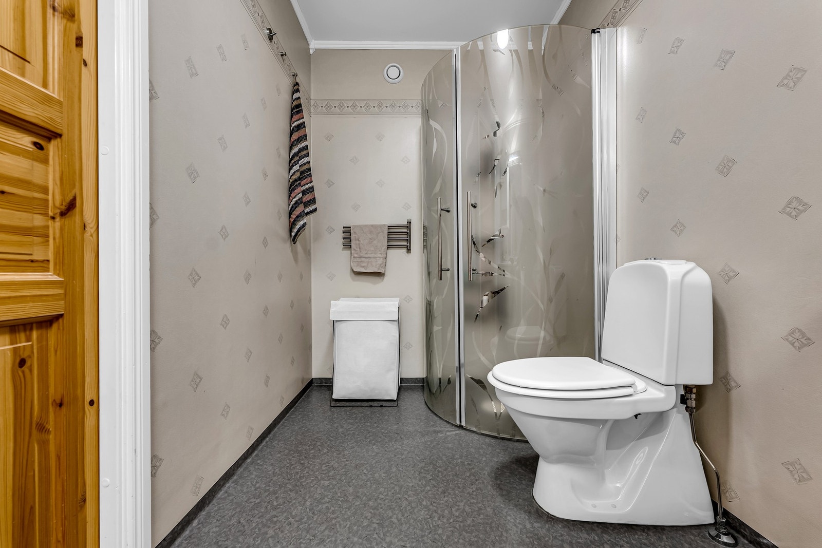 Stort, romslig og praktisk baderom Galleribilde