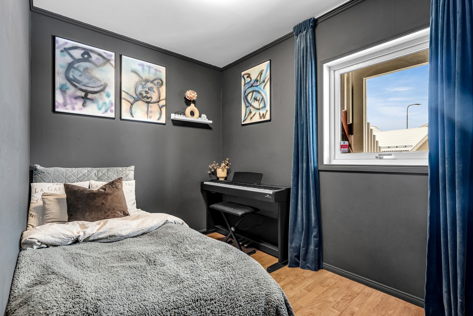 Soverom nr 2 har også en god utforming og man har plass til både seng og pult for hjemmekontor Galleribilde