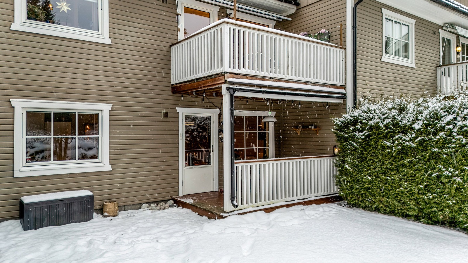 Fra terrassen har man tilgang til koselig hage som er omkranset av grønn hekk Galleribilde