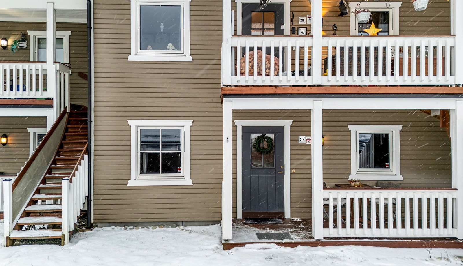 Inngangspartiet ligger i rolige og grønne omgivelser Galleribilde