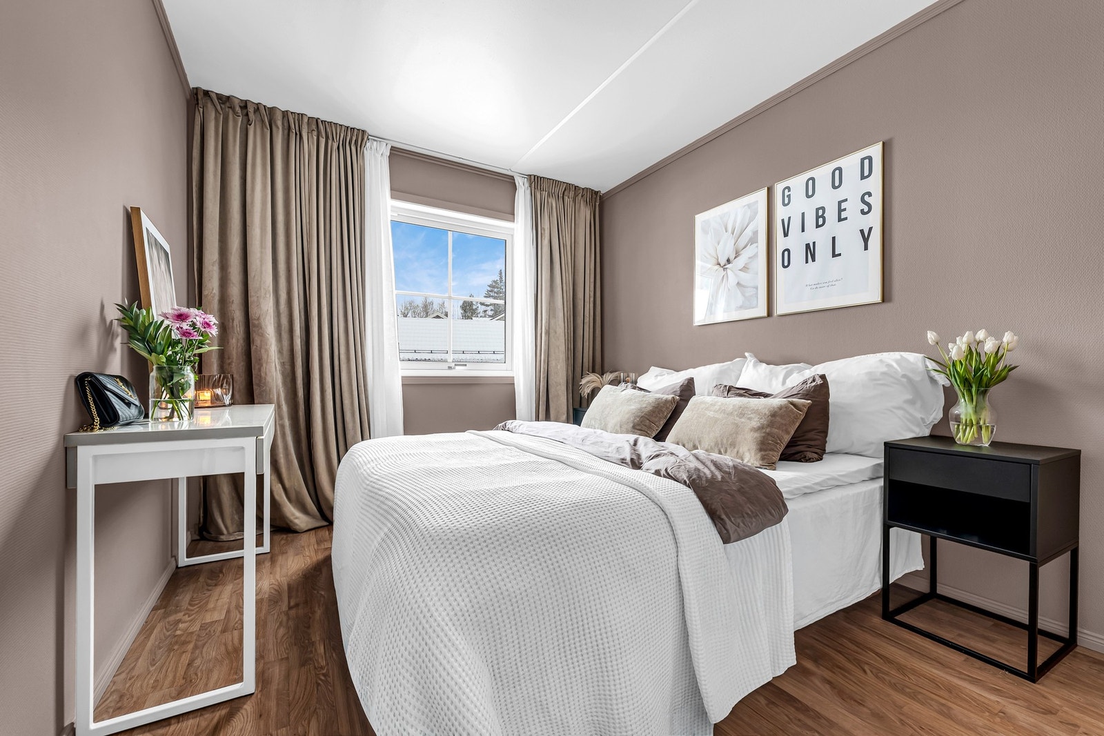 Hovedsoverommet er romslig og i lune farger Galleribilde