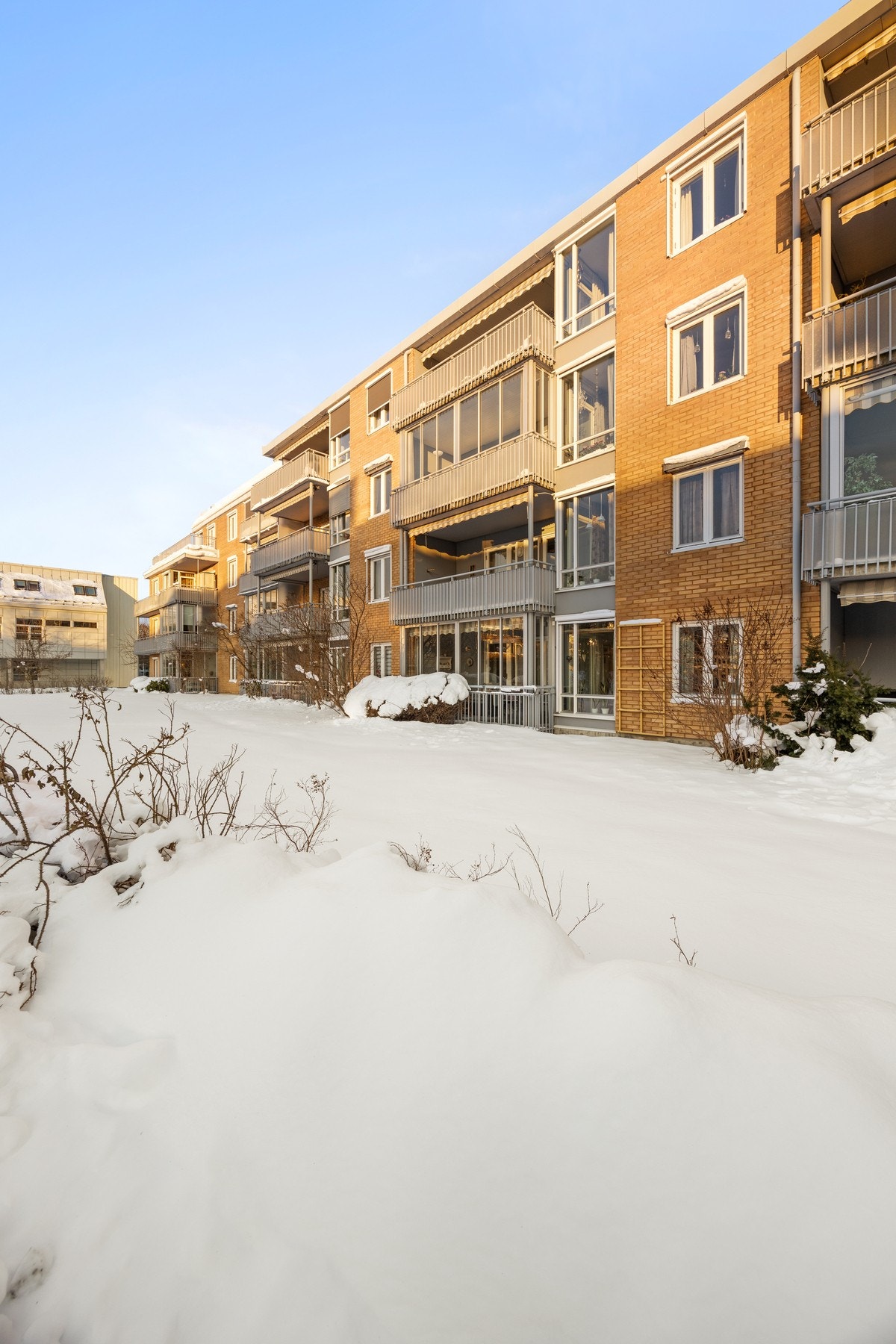 Sentral beliggenhet med gangavstand til Amfi kjøpesenter, legekontor, legevakt, m.m. Galleribilde