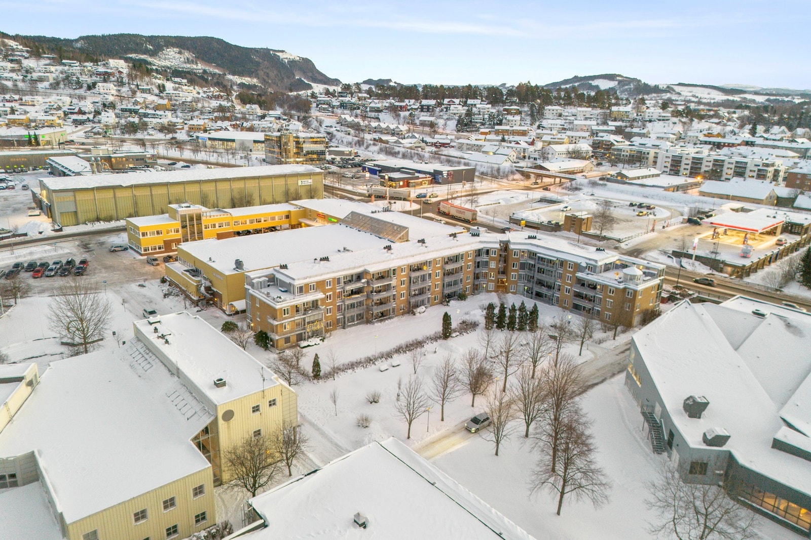 Fra leiligheten er det handicapvennlig elvepromenade, samt flere fine rusleturer. Galleribilde