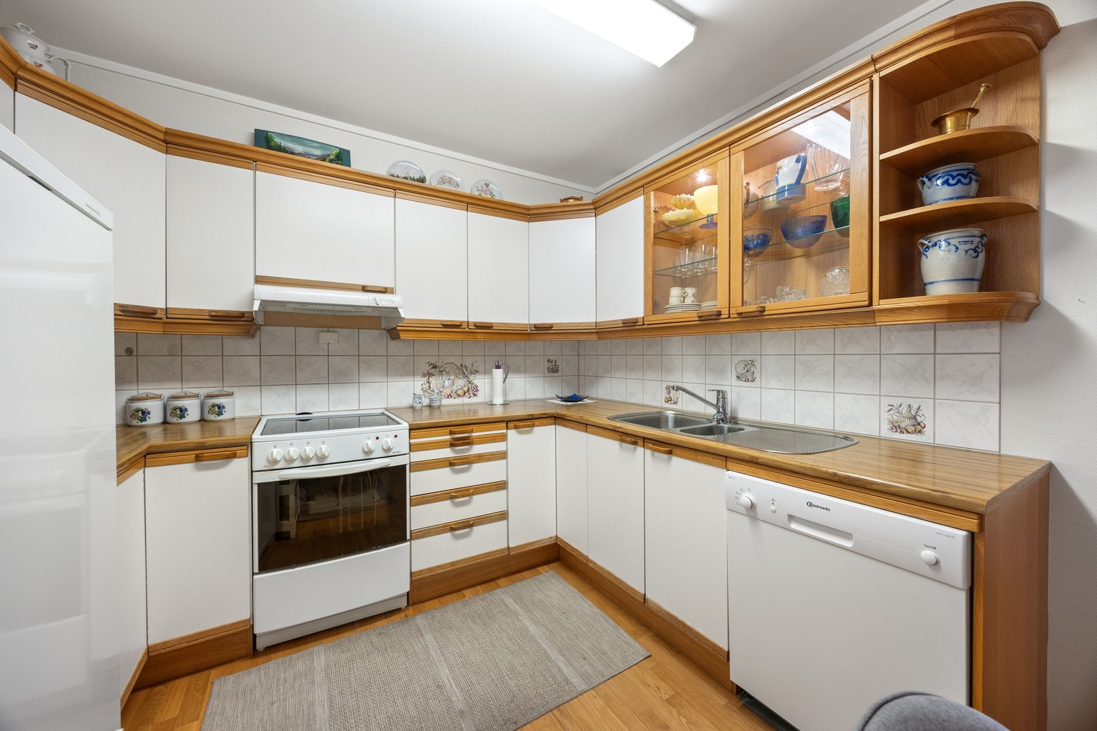 Praktisk innredning med avsatt plass for hvitevarer. Galleribilde