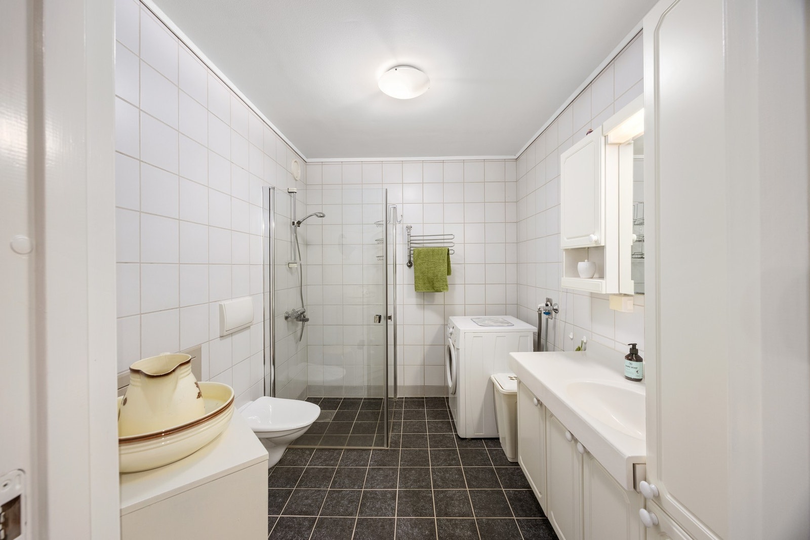 Bad/vaskerom - 6 kvm. Flislagte overflater med varme i gulv. Galleribilde