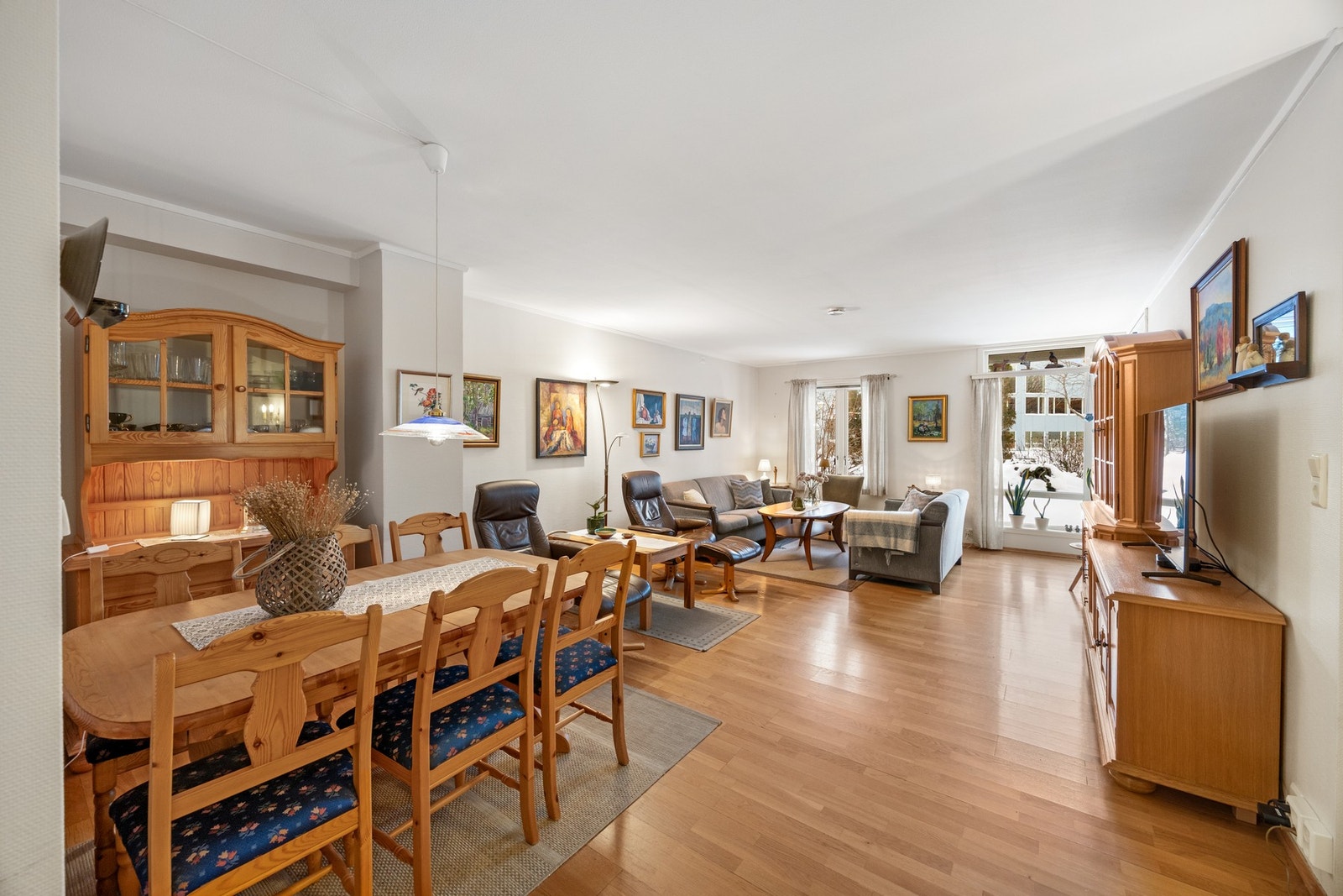 Stue - 30 kvm. Romslig areal med god plass til flere sittegrupper! Galleribilde