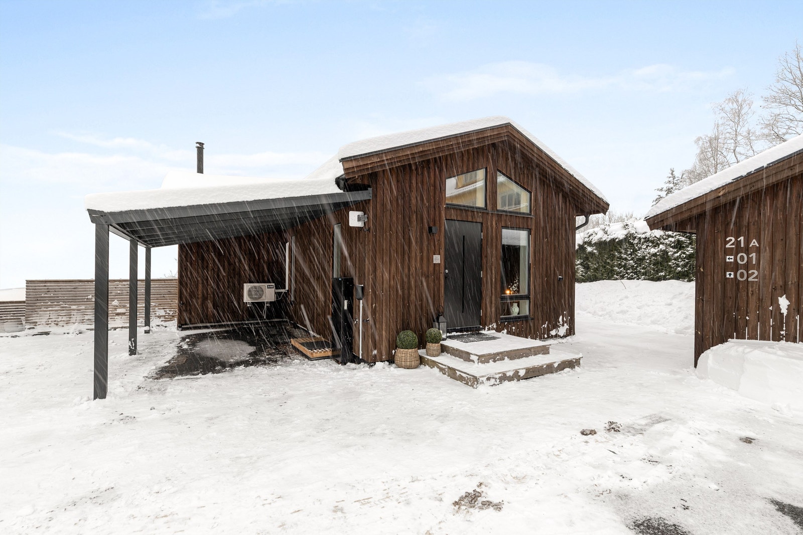 Moderne fasade med carport og elbillader. Galleribilde