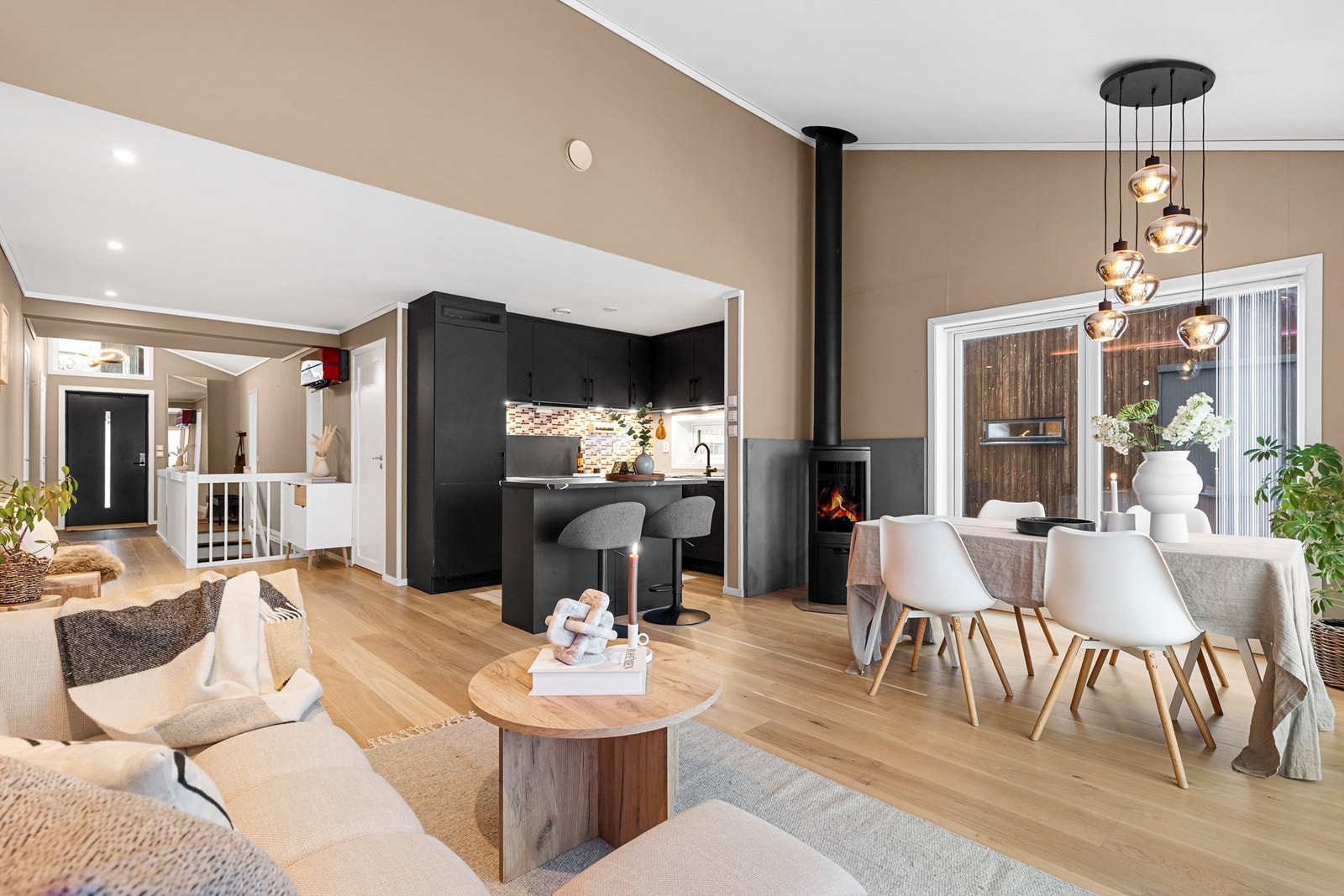 Denne boligen byr på flott utsikt over idylliske Gjellumvannet, og ligger i et barnevennlig og rolig område i en blindvei - nærhet til natur og gangavstand til togstasjon og Heggedal sentrum. Galleribilde