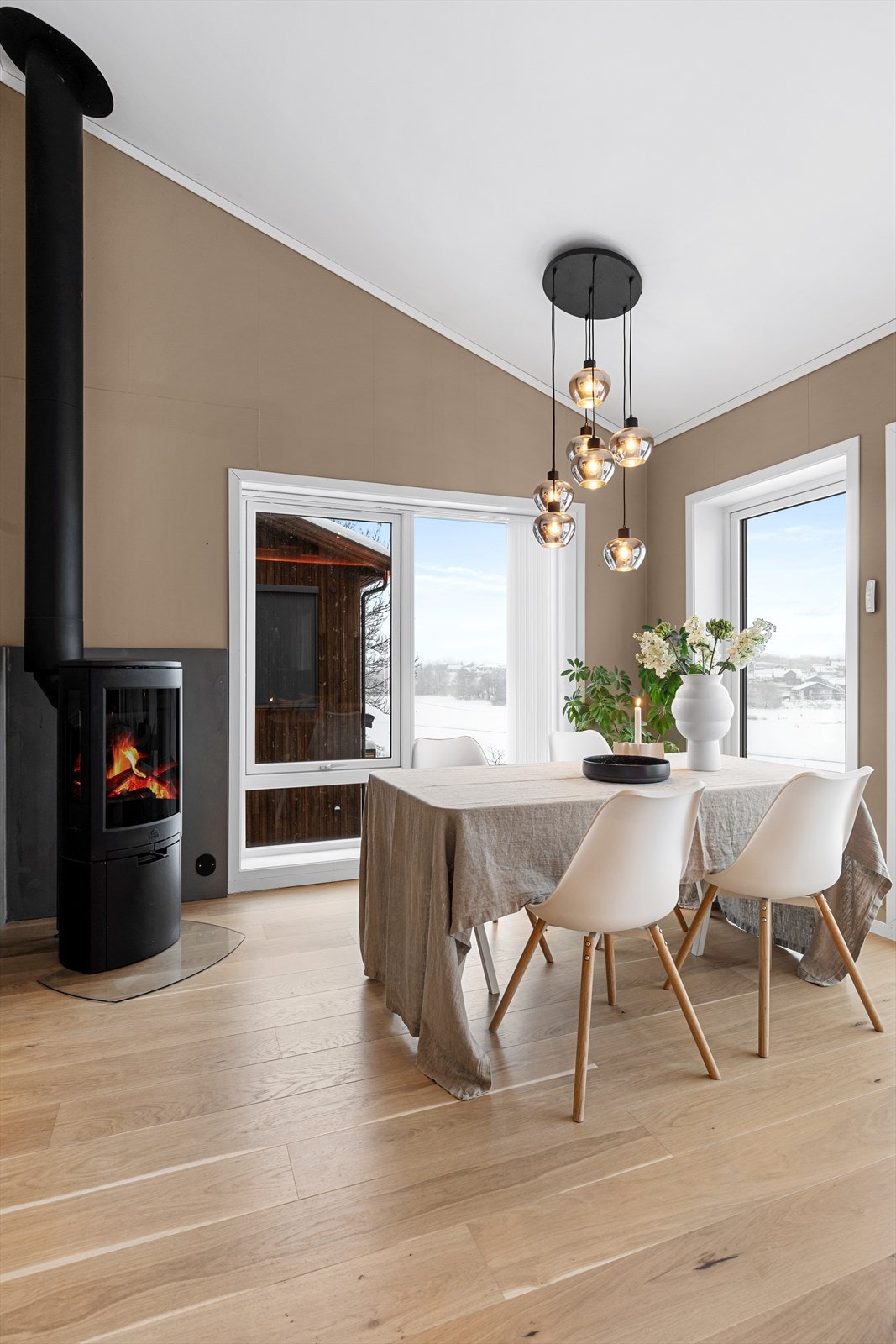 Spisestue med peisovn for ekstra varme og hygge på kjølige dager. Galleribilde