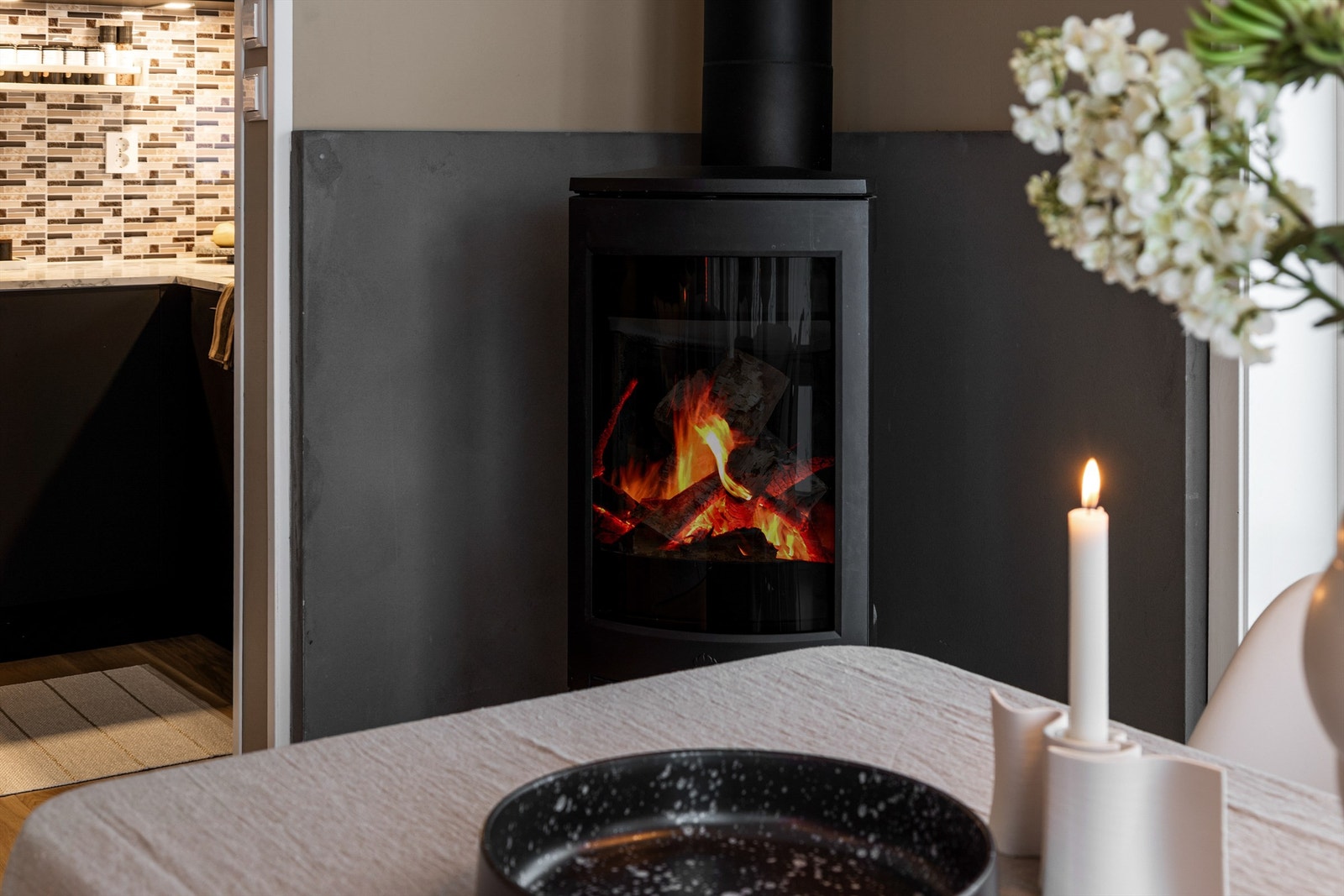 Moderne peisovn i stue/spisestue. Galleribilde