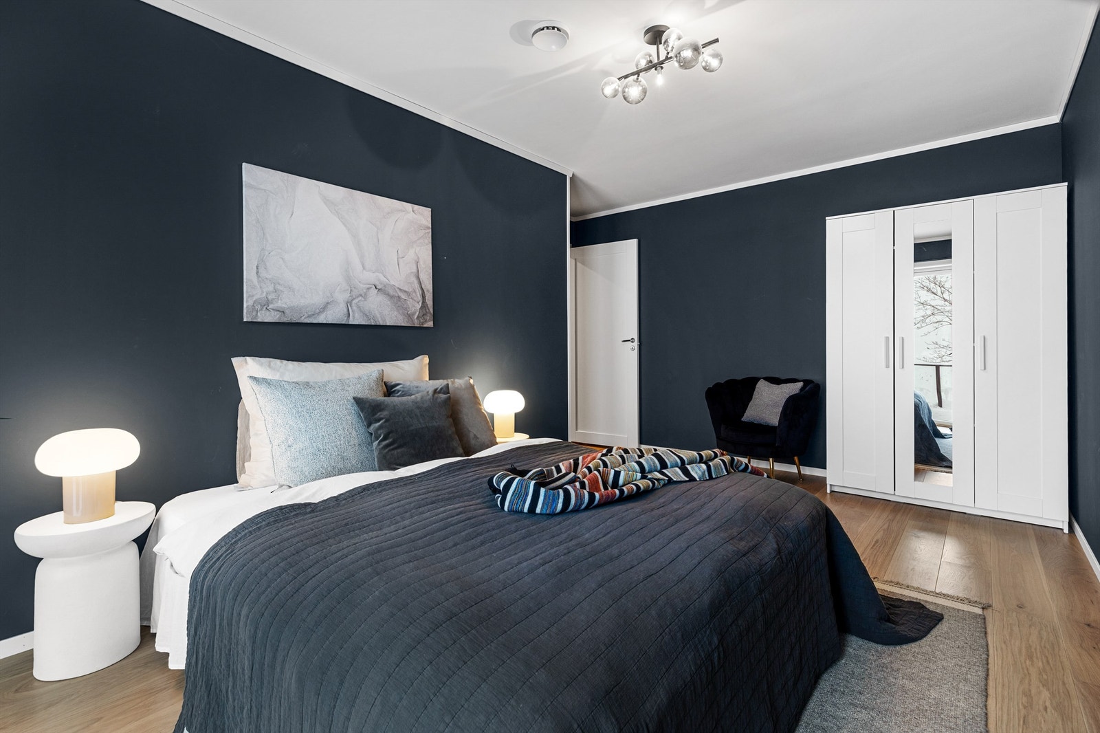 I underetasjen er det 3 soverom. Hovedsoverommet har god plass til dobbeltseng med nattbord på hver side og garderobeskap. Herfra er det utgang til terrassen. Galleribilde