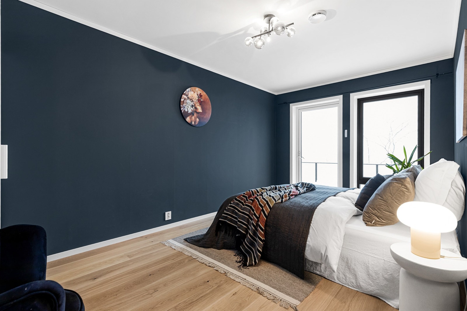 I underetasjen er det 3 soverom. Hovedsoverommet har god plass til dobbeltseng med nattbord på hver side og garderobeskap. Herfra er det utgang til terrassen. Galleribilde