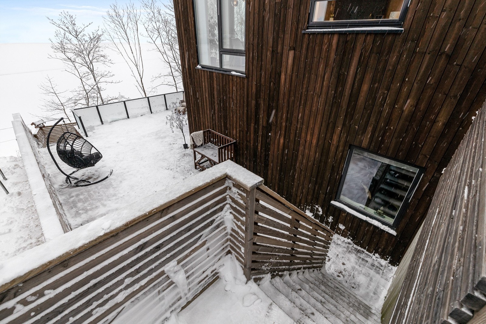 Fra gårdsplassen er det trapp ned til terrassen som også har tilgang fra hovedsoverommet. Galleribilde