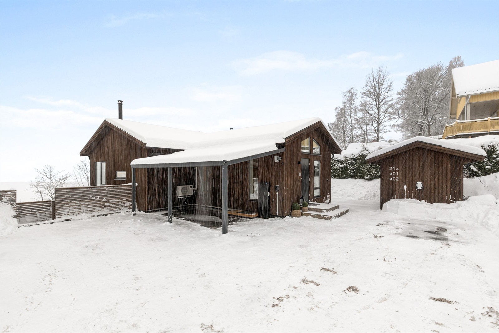 Eiertomt på 792 kvm. Boligen har eiet tomt opparbeidet med asfaltert innkjørsel, terrasse og plenareal. Carport med elbillader. Frittstående bod. Galleribilde