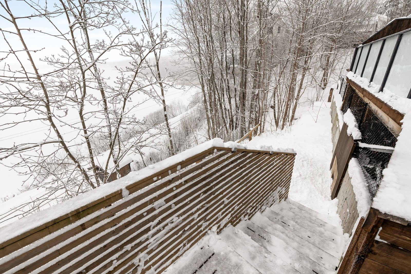 Fra terrassen fører trappen videre ned til felles utearealer. Galleribilde