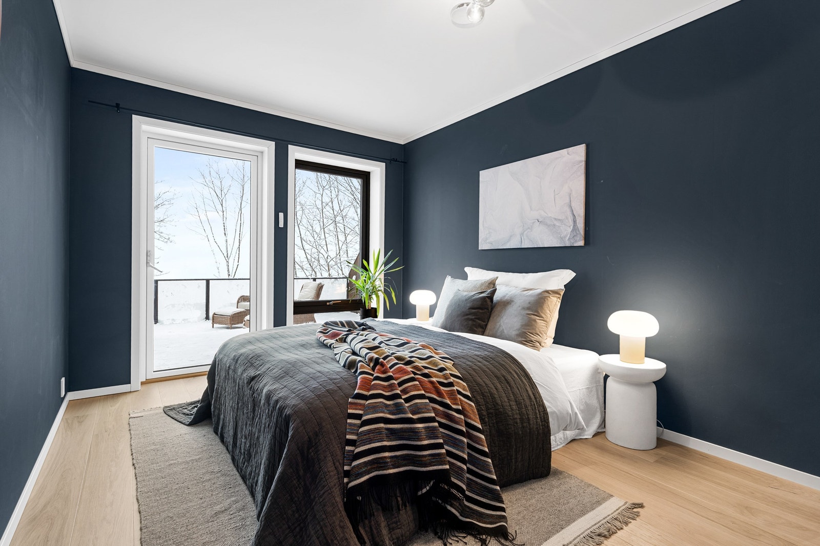 I underetasjen er det 3 soverom. Hovedsoverommet har god plass til dobbeltseng med nattbord på hver side og garderobeskap. Herfra er det utgang til terrassen. Galleribilde