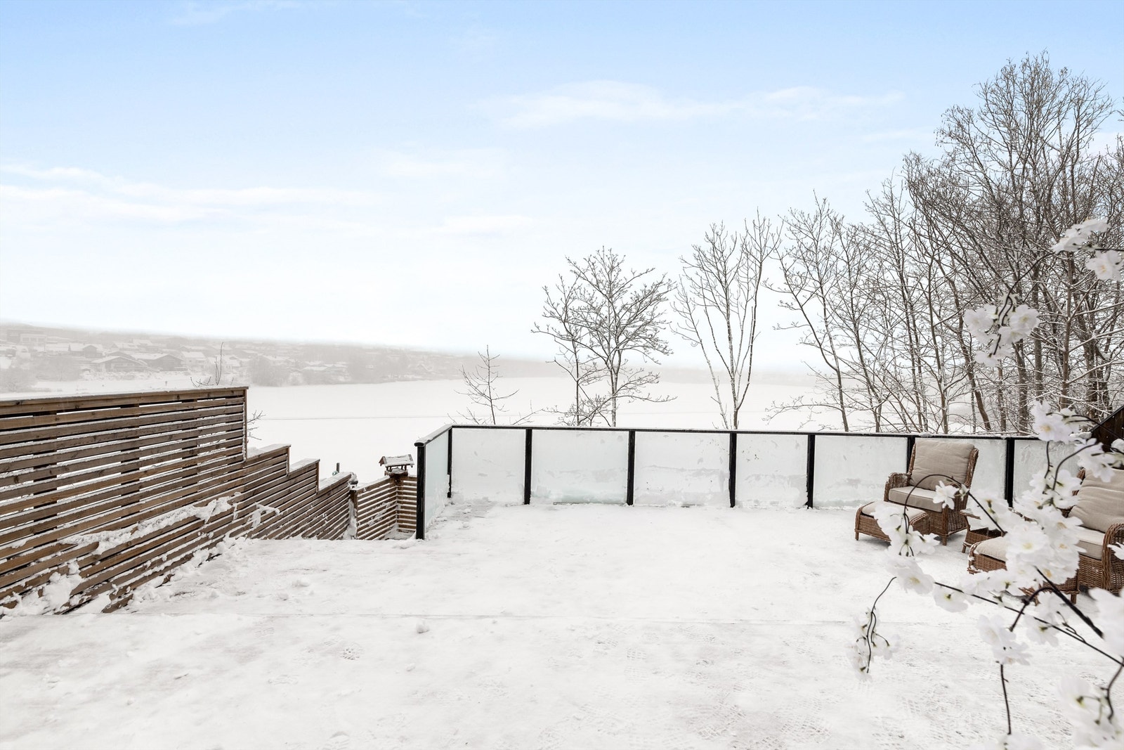 Fra terrassen er det utsikt over Gjellumvannet. Her er det god plass til utemøbler. Galleribilde