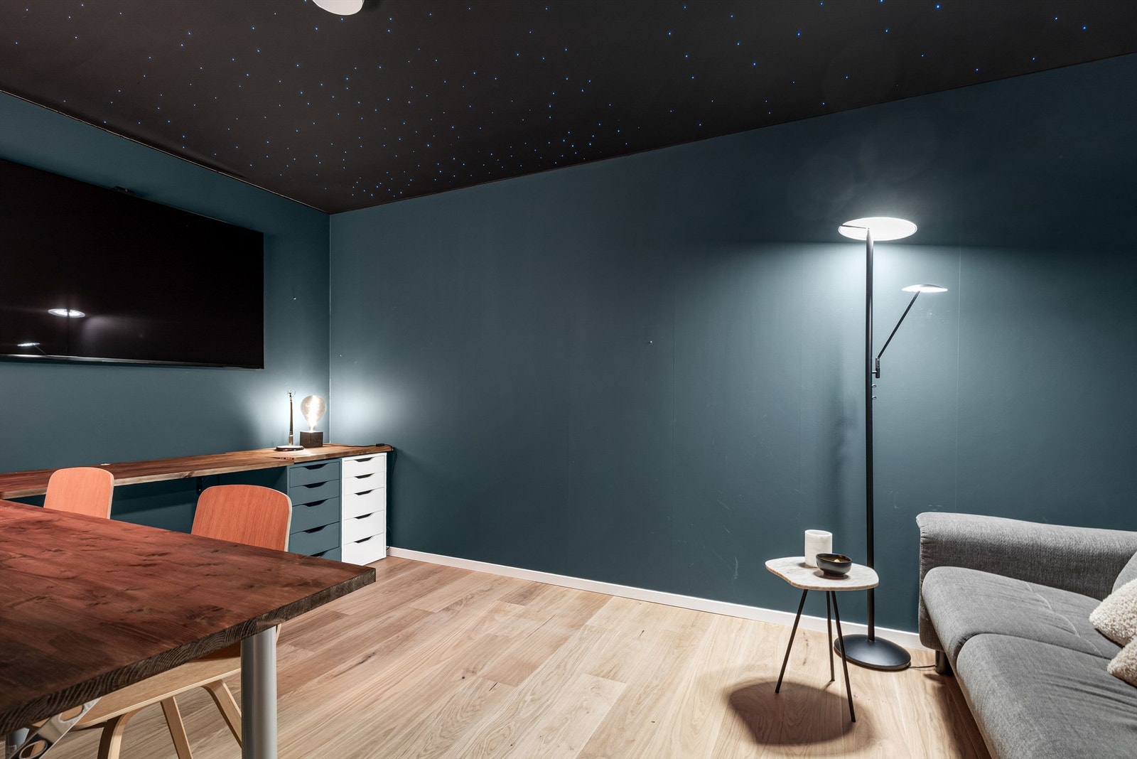 Stilig, moderne medierom med stjernehimmel og plass til sittegruppe og TV-område. Galleribilde