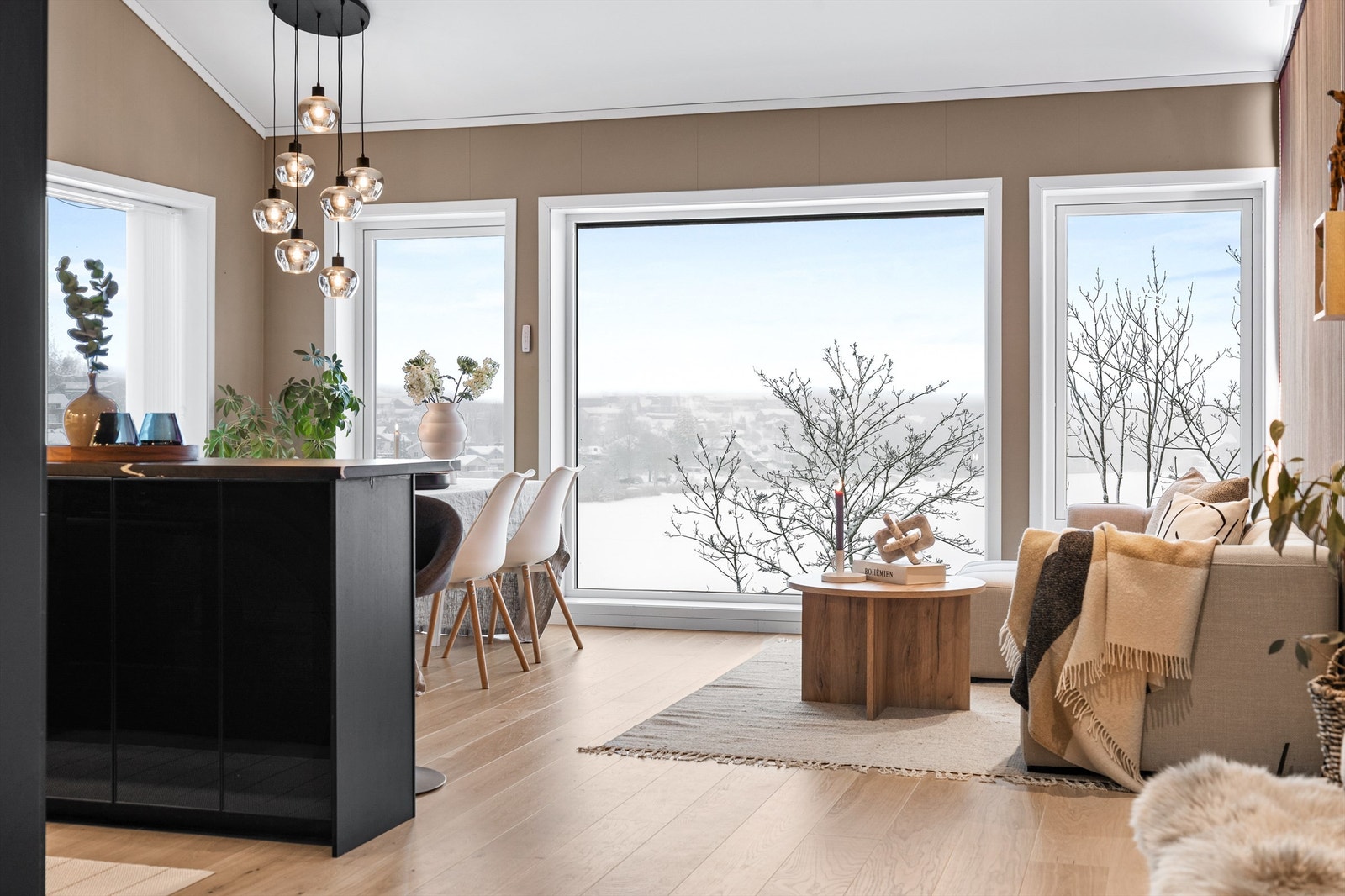 Store vindusflater med utsikt fra stuen. Galleribilde