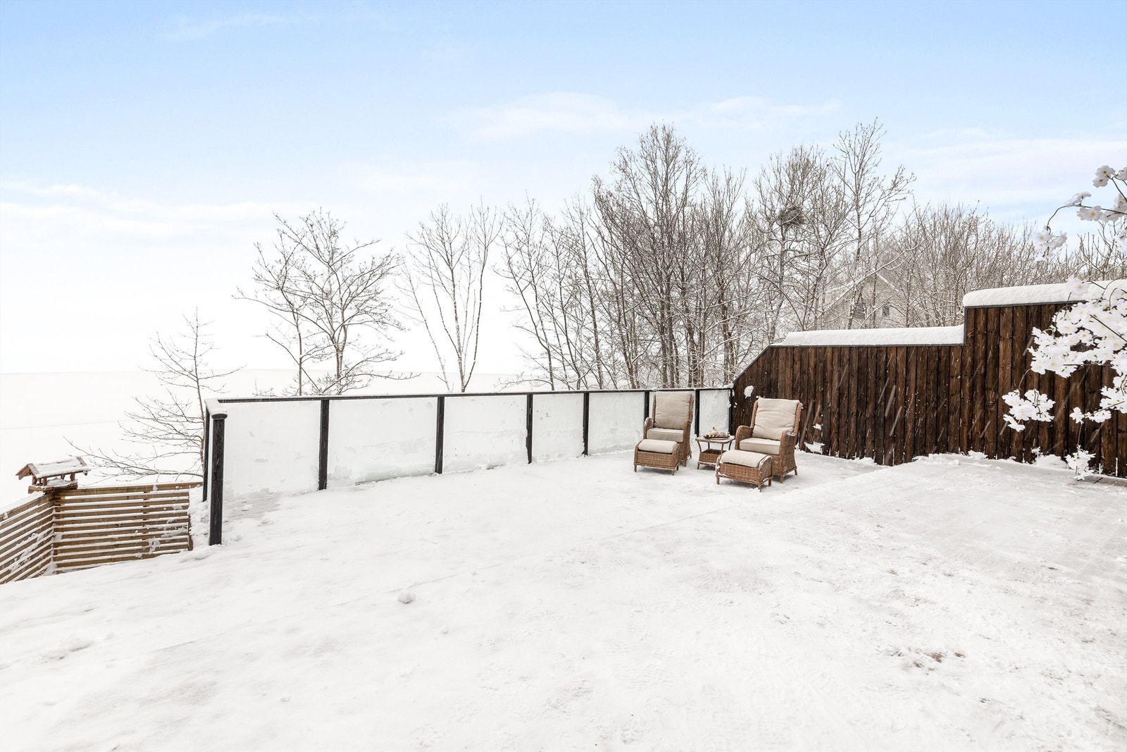 Fra terrassen er det utsikt over Gjellumvannet. Her er det god plass til utemøbler. Galleribilde