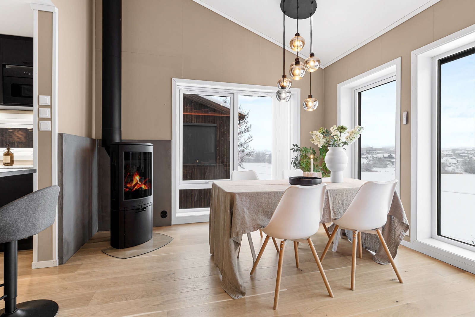 Romslig og luftig stue med god plass til sittegruppe, TV-område og stort spisebord. Galleribilde