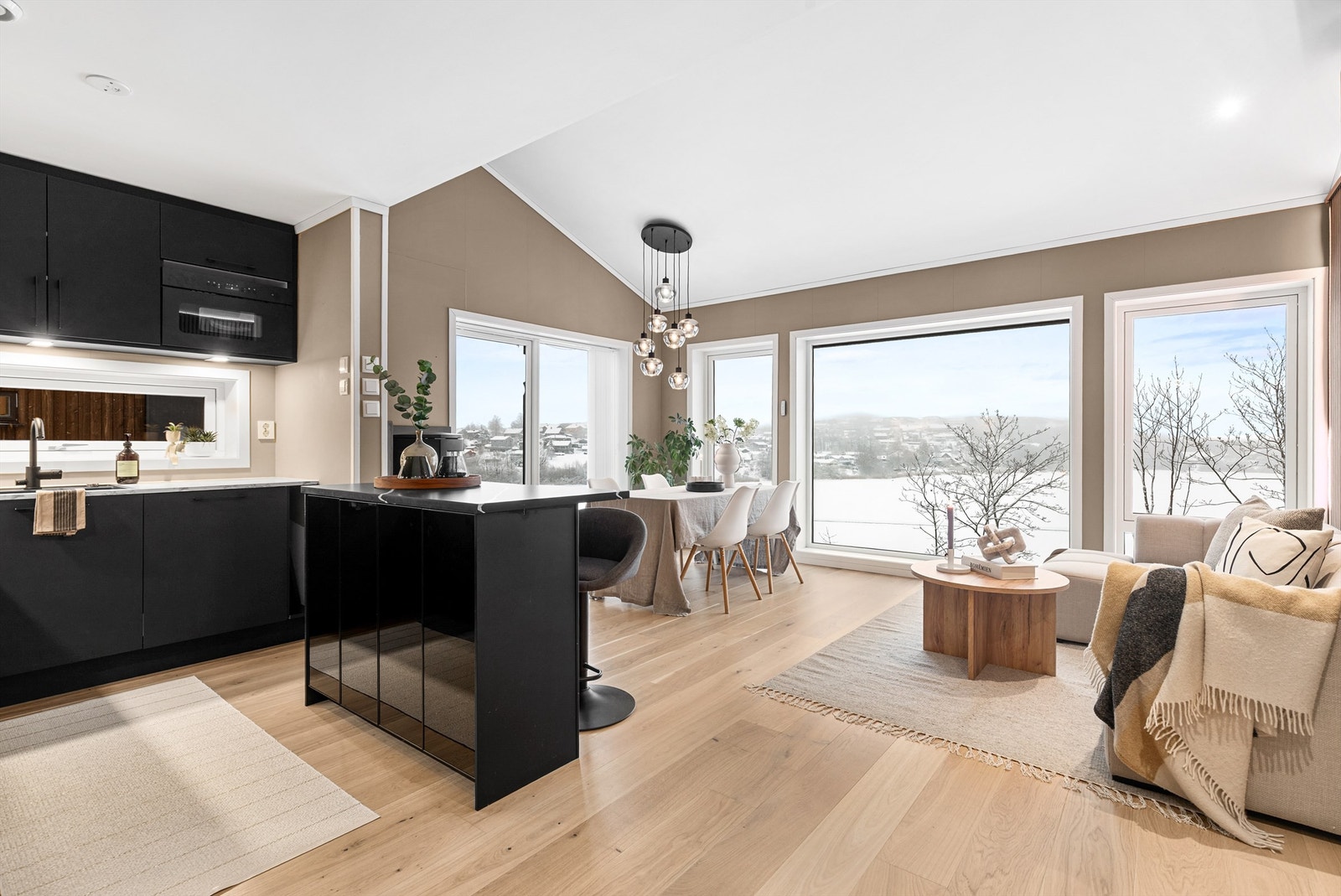 Den åpne kjøkkenløsningen skaper en sosial atmosfære når man er med venner og familie. Fra stuen er det en fantastisk utsikt utover Gjellumvannet. Galleribilde