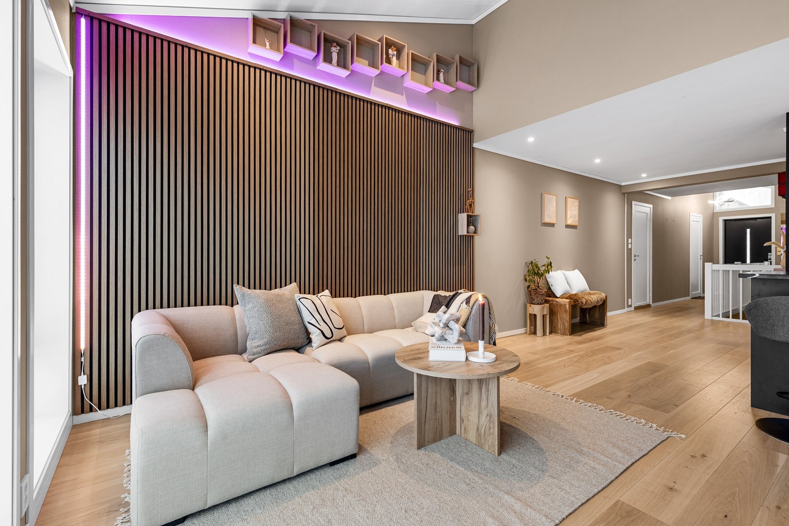 Romslig og luftig stue med god plass til sittegruppe, TV-område og stort spisebord. Galleribilde