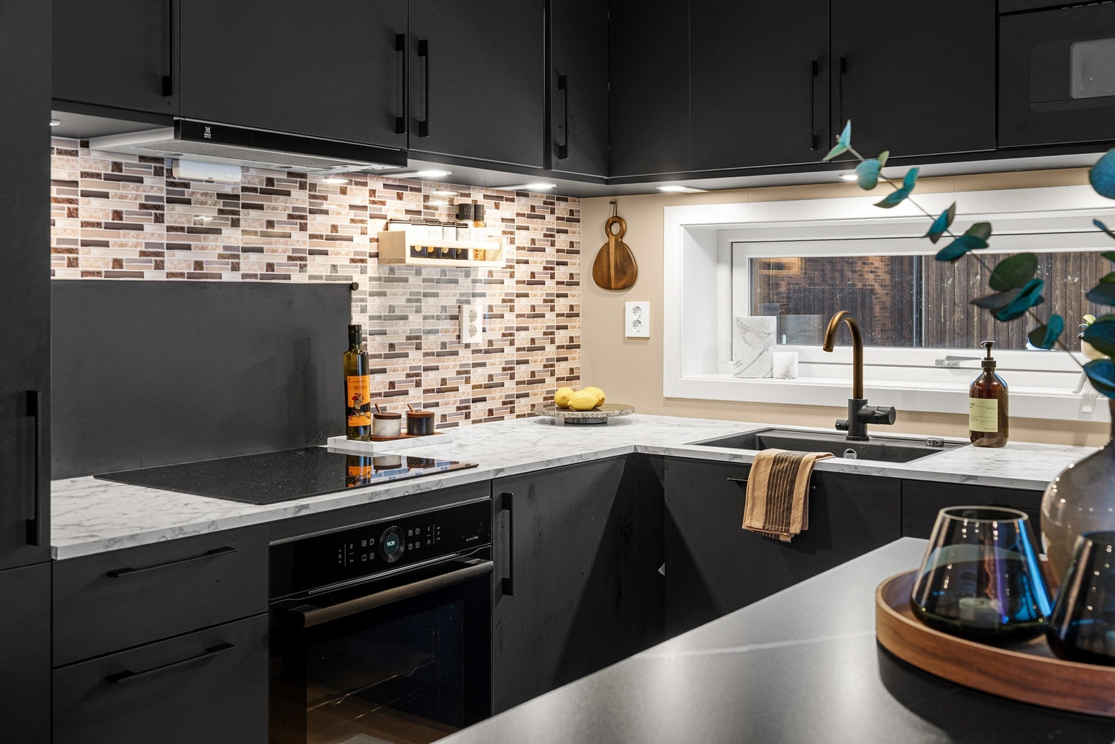 Kjøleskap med fryser, oppvaskmaskin, stekeovn, mikrobølgeovn og platetopp. Vegghengt ventilator. Komfyrvakt tilkoblet platetopp. Galleribilde