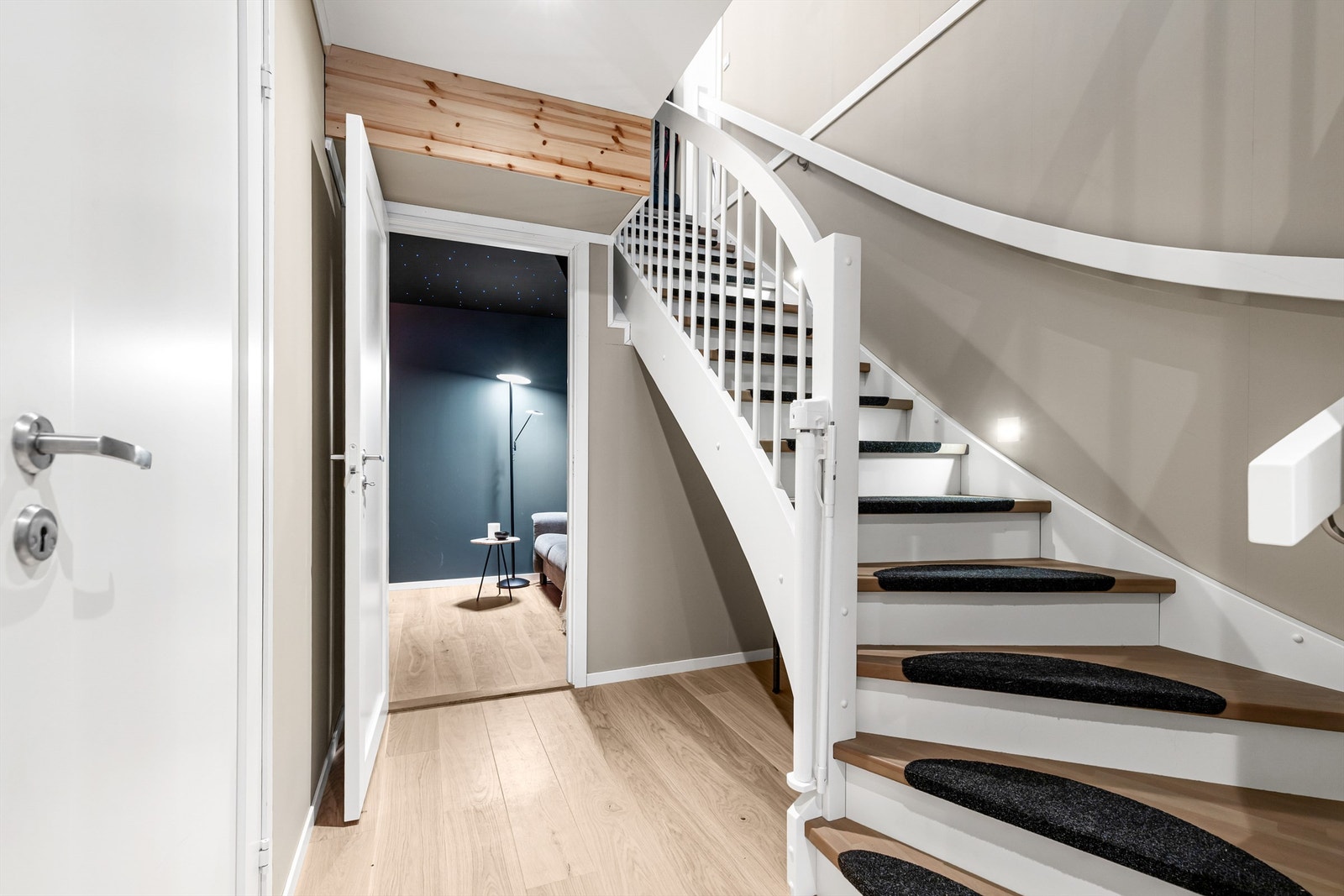 Fra entreen kommer man ned til gangen i underetasjen. Galleribilde