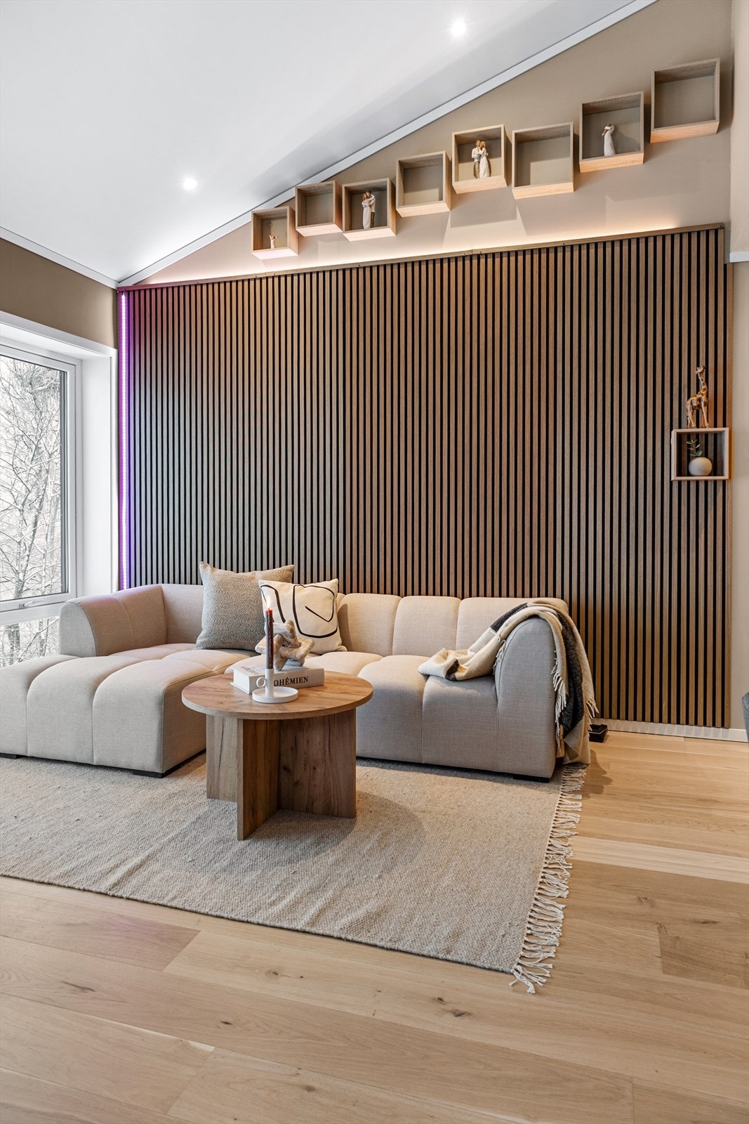 Romslig og luftig stue med god plass til sittegruppe, TV-område og stort spisebord. Galleribilde