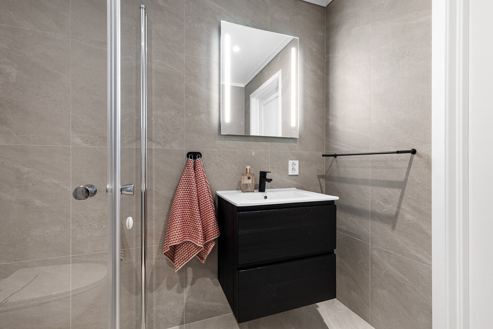 Moderne bad med lekre detaljer. Galleribilde