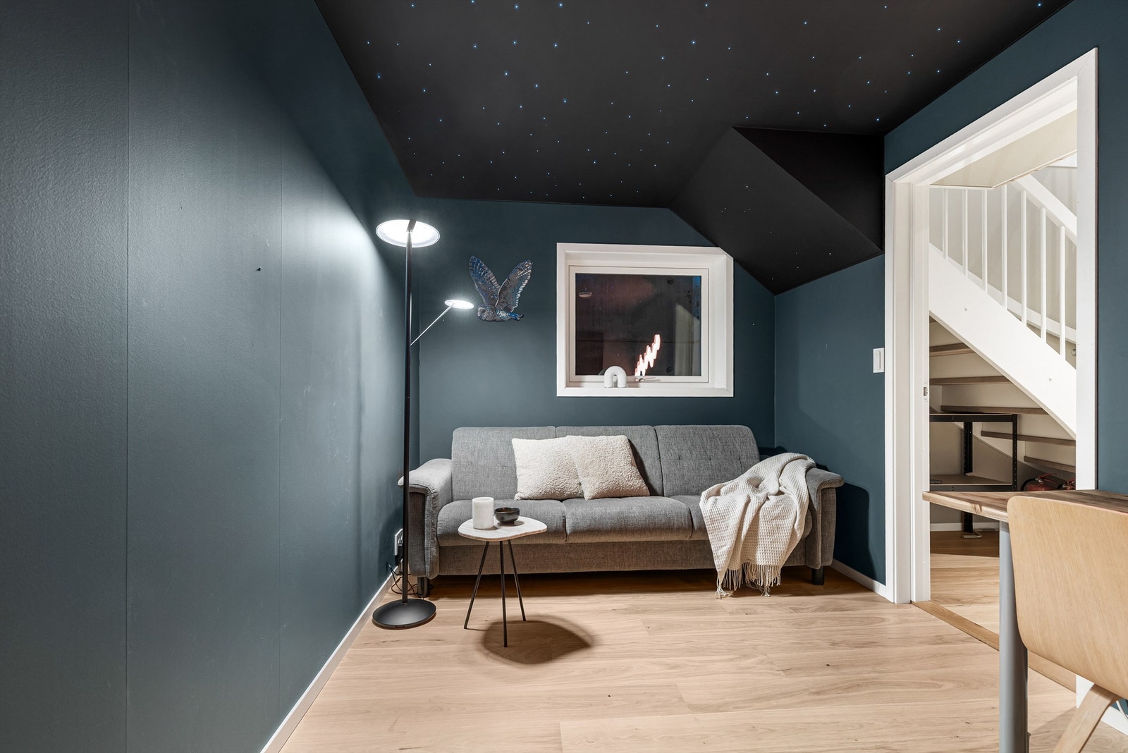 Stilig, moderne medierom med stjernehimmel og plass til sittegruppe og TV-område. Galleribilde