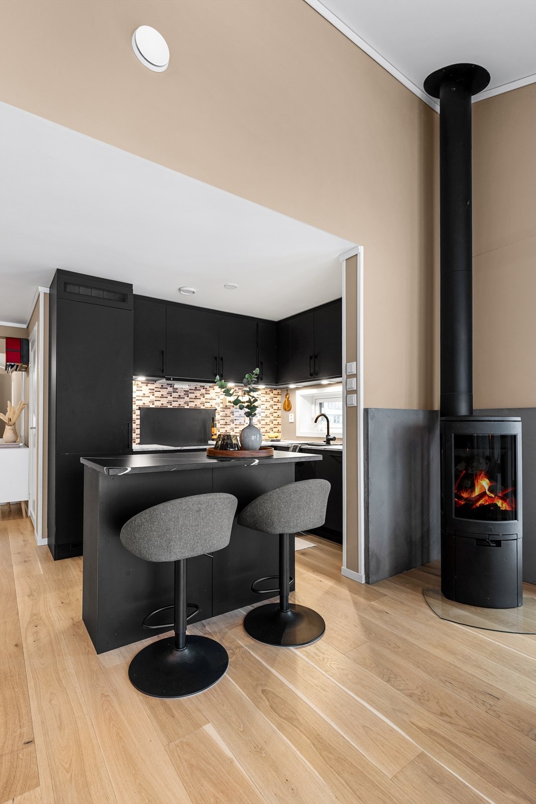 Åpen kjøkkenløsning. Kjøkkeninnredning fra byggeår. Kjøkkenøy fra 2023 med benkeplate i komposittstein. Galleribilde