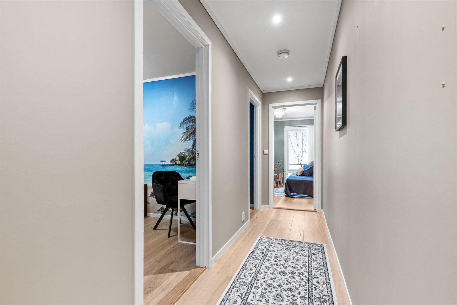 Gangen i underetasjen fører videre til 3 soverom, bad/vaskerom og medierommet. Galleribilde