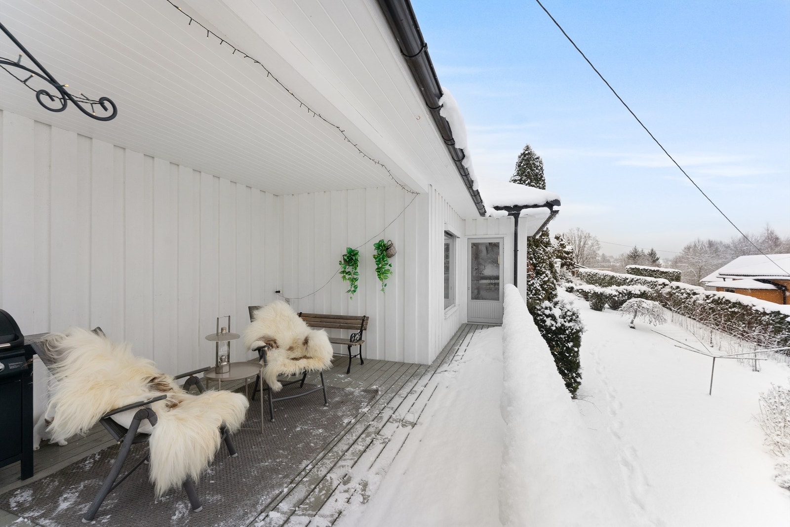 Terrassen har god plass til både sittegruppe og grill. Galleribilde