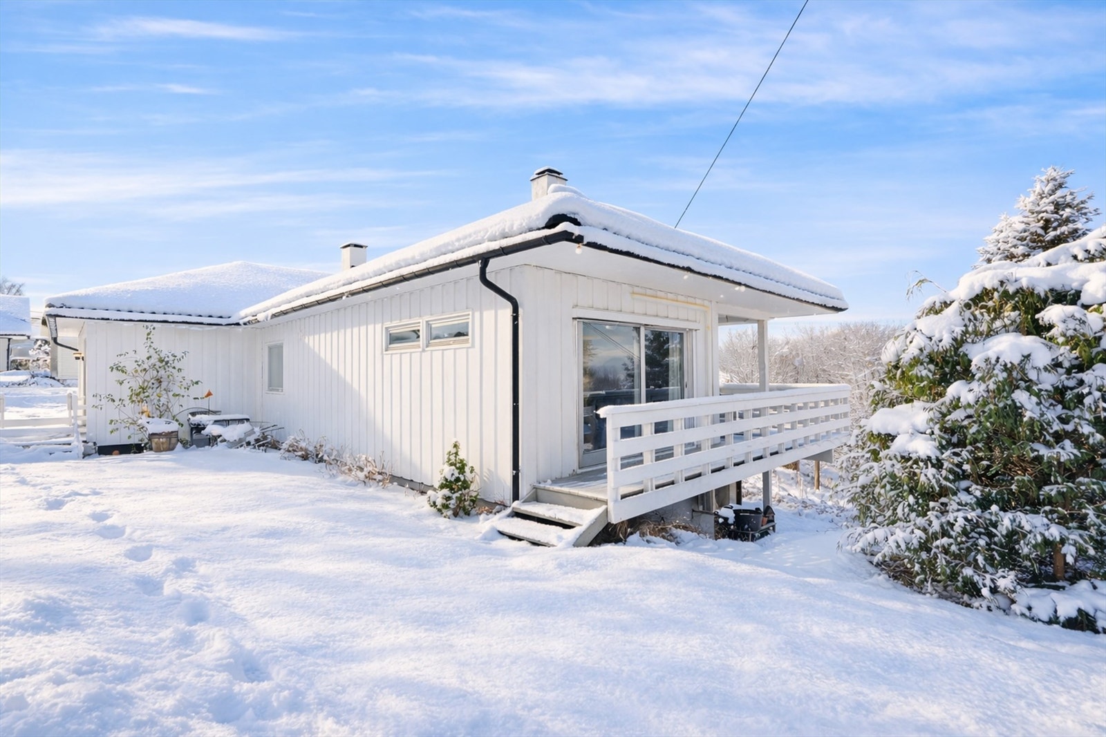 Eiendommen ligger tilbaketrukket fra gjennomfartstrafikk og har en stor, pent opparbeidet hage. Foto: Zovenfra Galleribilde