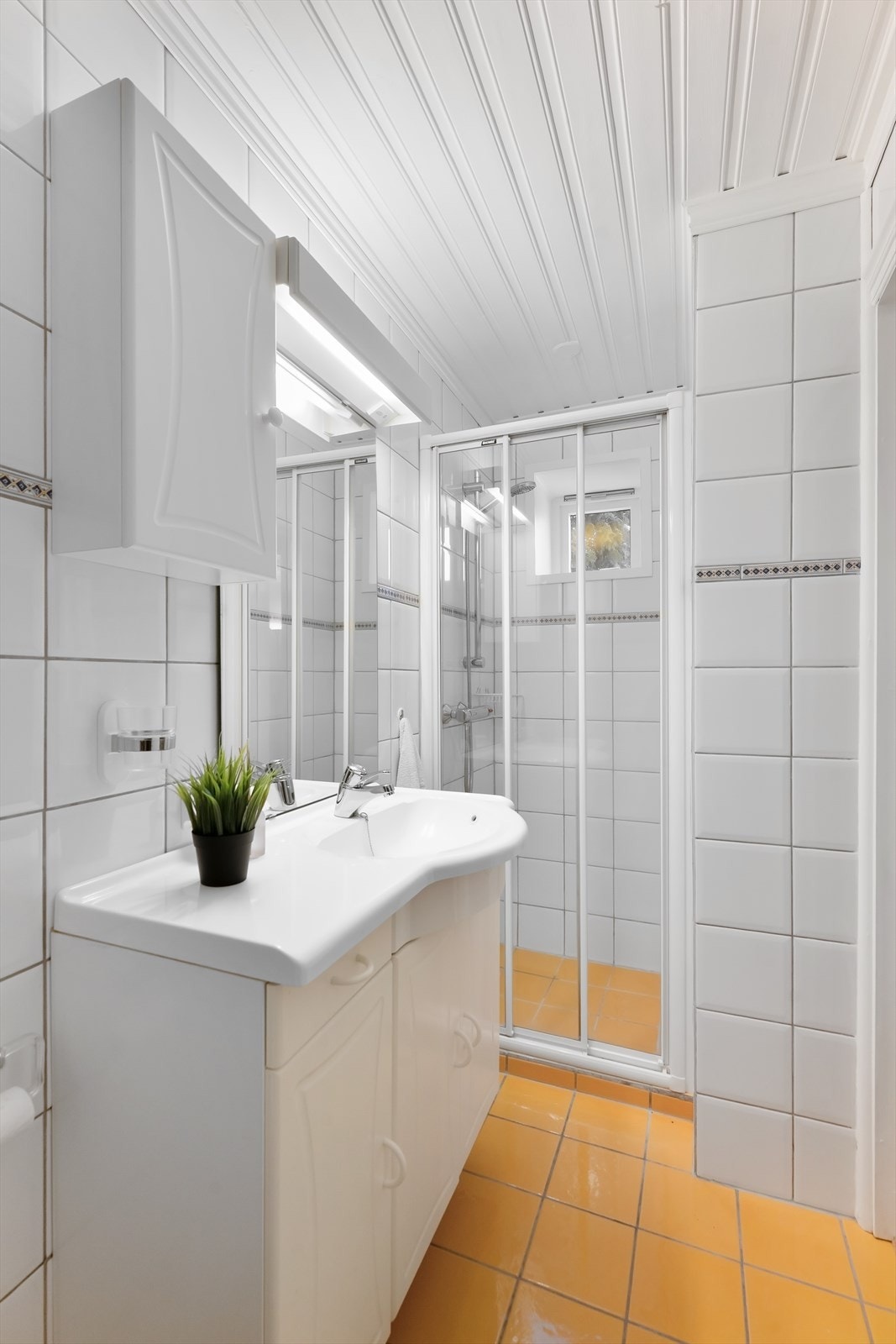 Boligens andre bad ligger i underetasjen og har dusjnisje med skyvedør. Galleribilde