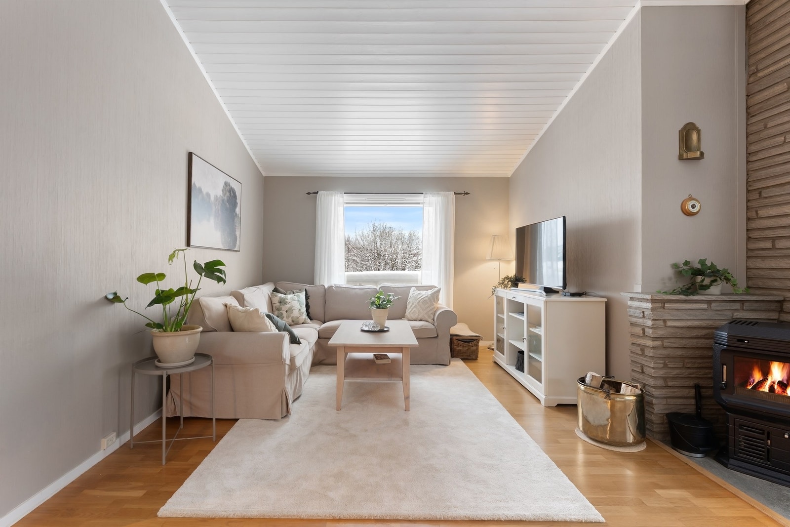 Store vindusflater, skiftet i 1980, 1981 og 2025, gir rikelig med dagslys inn i rommet. Galleribilde