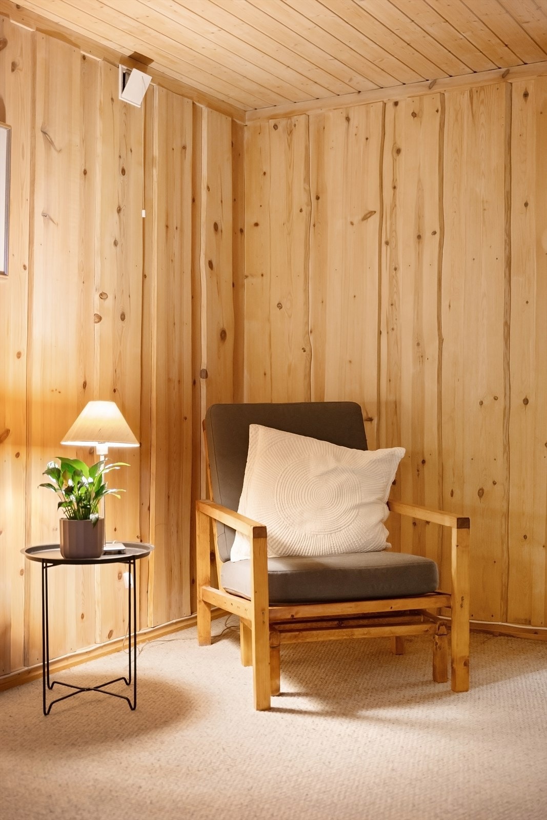 En hyggelig krok for avslapning eller lesing i kjellerstuen. Galleribilde