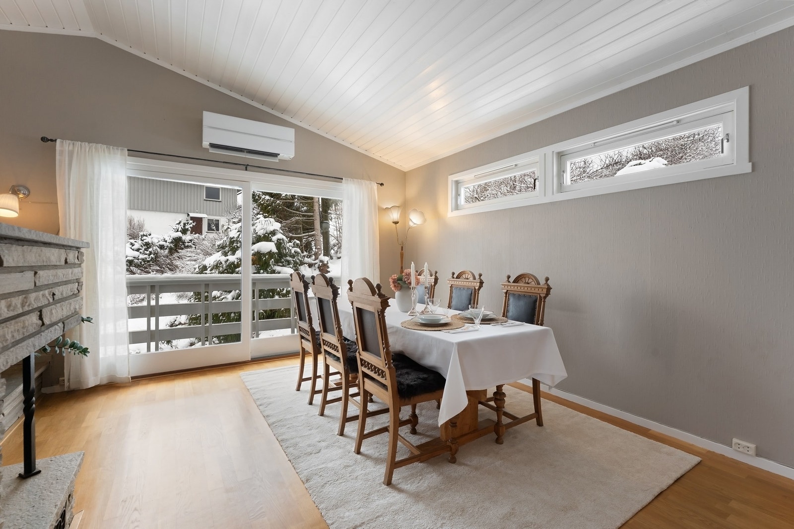 I tilknytning til stuen er det en egen spisestuedel med plass til langbord. Galleribilde