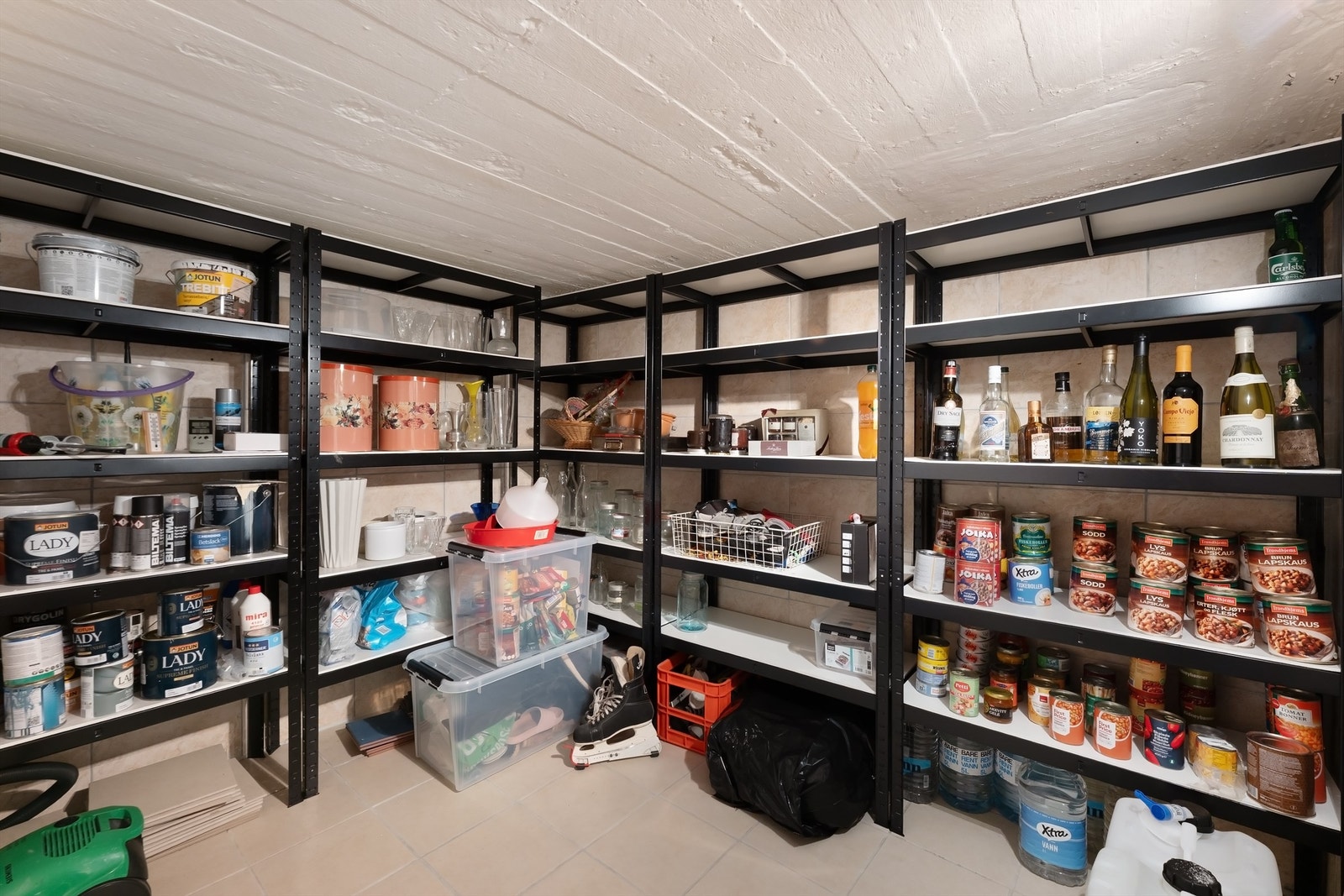 I underetasjen er det en romslig bod som gir rikelig med lagringsplass. Galleribilde