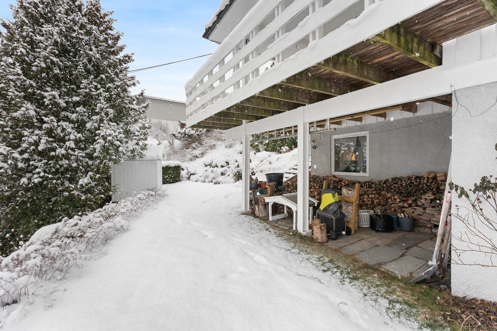 Under terrassen er det et overbygget område for lagring av for eksempel ved. Galleribilde