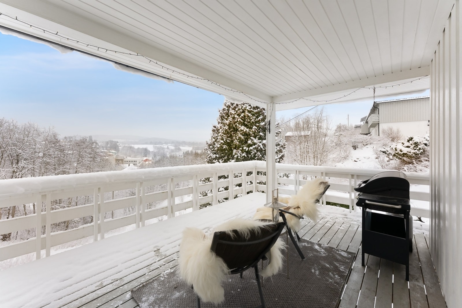 Den overbygde, sydvestvendte terrassen på 28 m² blir en naturlig forlengelse av stuen. Galleribilde