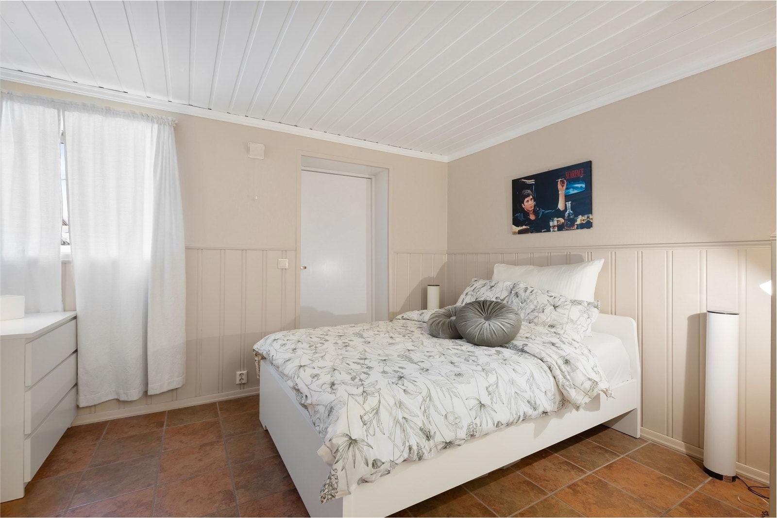 Soverommet i underetasjen er romslig og har fliser på gulvet. Galleribilde